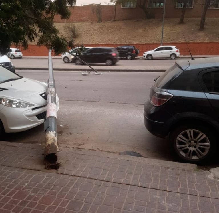 Un paredón cayó sobre un camión de EPEC en barrio San Martín