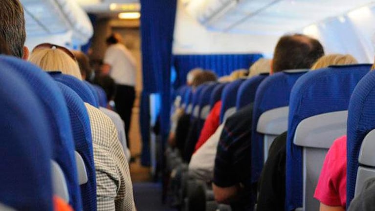 Un pasajero abrió la puerta de emergencia de un avión para tomar aire