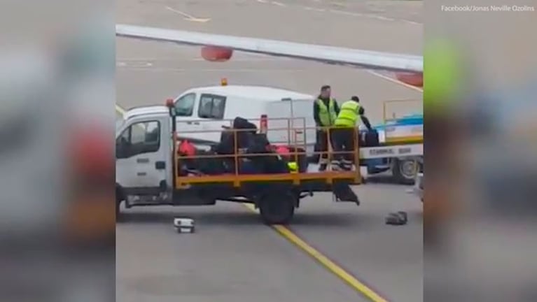 Un pasajero fue testigo del maltrato de valijas.