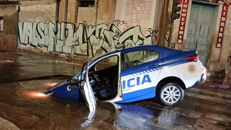 Un patrullero cayó en un socavón en Córdoba.