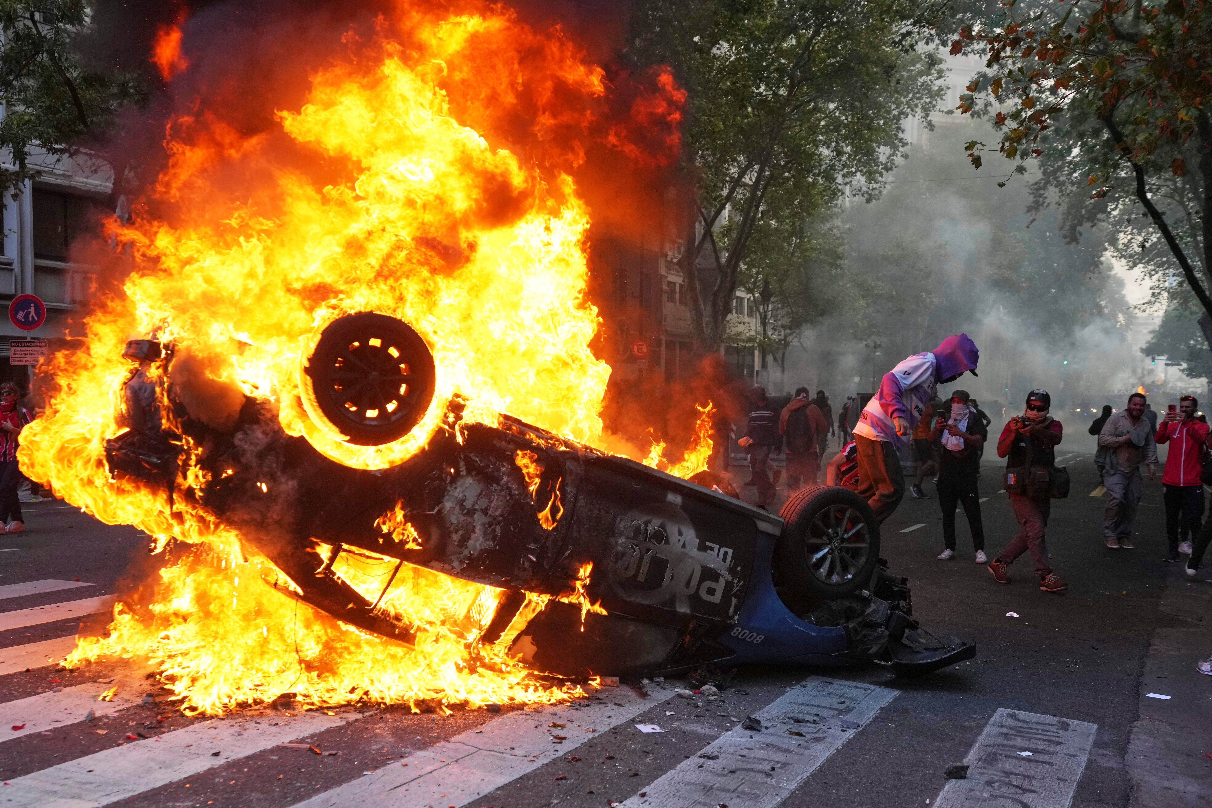 Un patrullero fue dado vuelta e incendiado en la zona del Congreso.