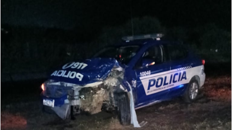 Un patrullero y un fuerte choque con una moto en una ruta de Córdoba.