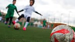 Un pequeño jugador de fútbol se negaba a que suspendan el partido. Imagen ilustrativa.