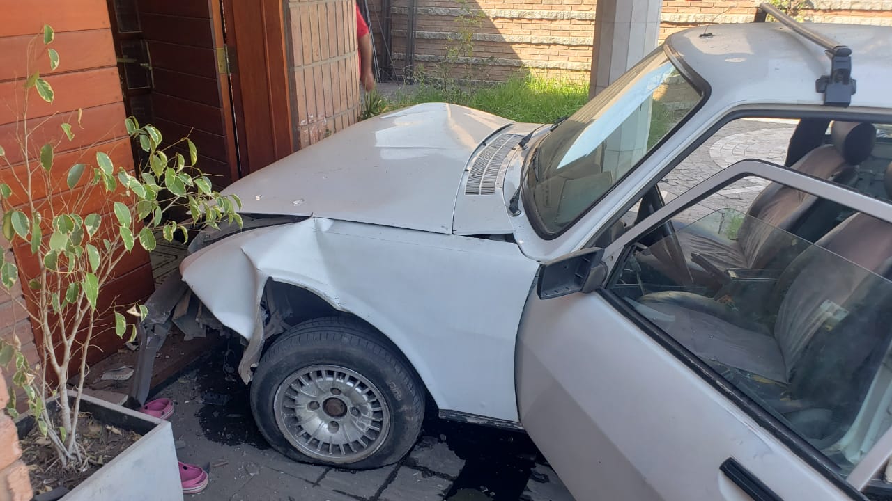 Un Peugeot 504 se quedó sin frenos, volteó la reja de la casa y de milagro no fue una tragedia. / Foto: El Doce