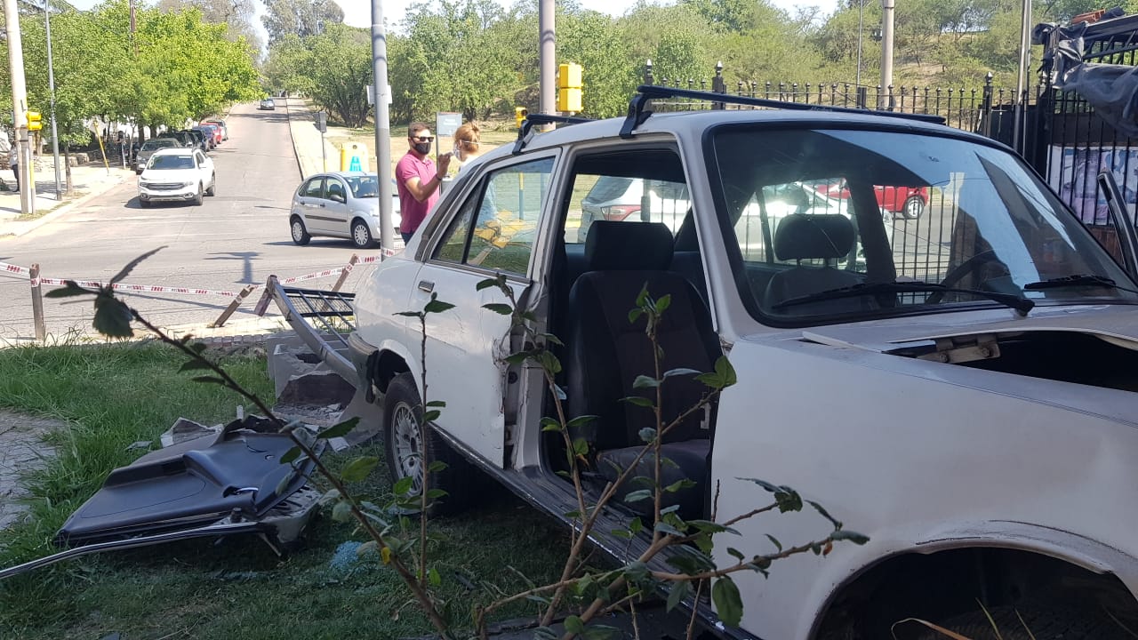 Un Peugeot 504 se quedó sin frenos, volteó la reja de la casa y de milagro no fue una tragedia. / Foto: El Doce