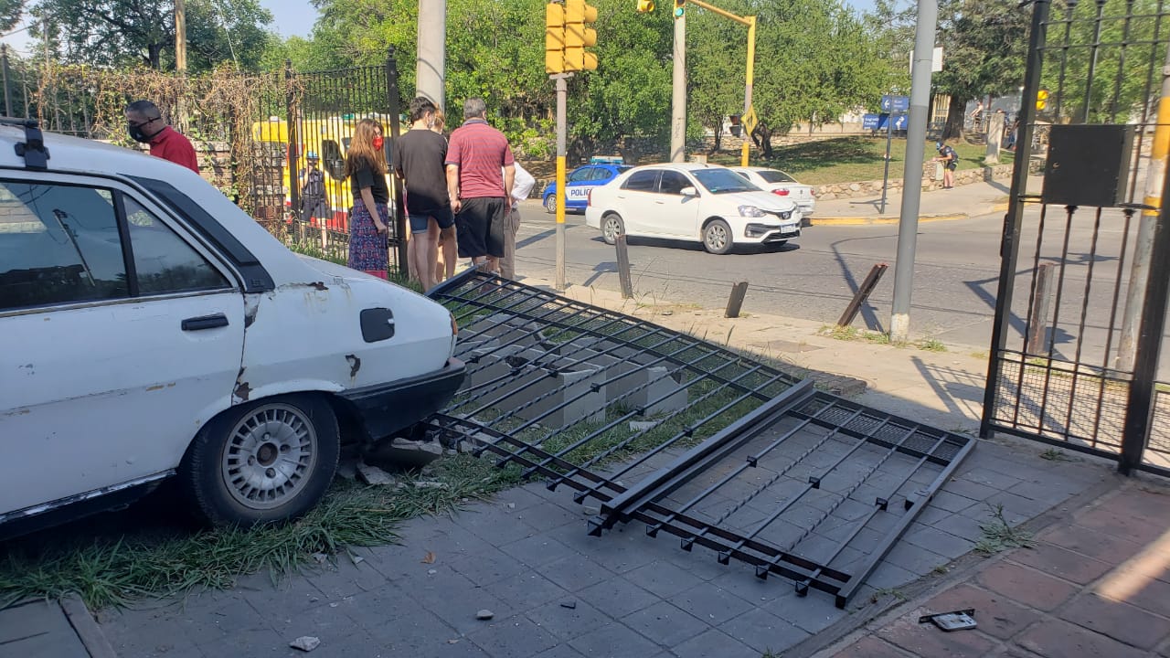 Un Peugeot 504 se quedó sin frenos, volteó la reja de la casa y de milagro no fue una tragedia. / Foto: El Doce