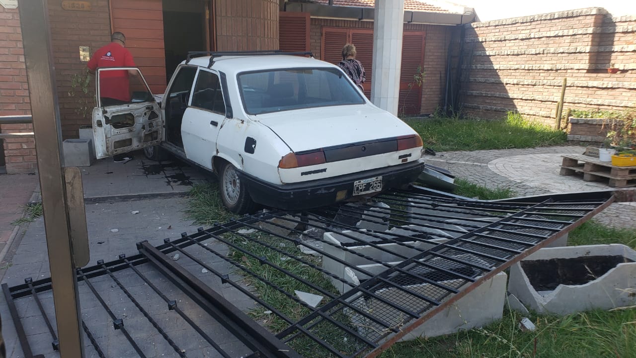 Un Peugeot 504 se quedó sin frenos, volteó la reja de la casa y de milagro no fue una tragedia. / Foto: El Doce