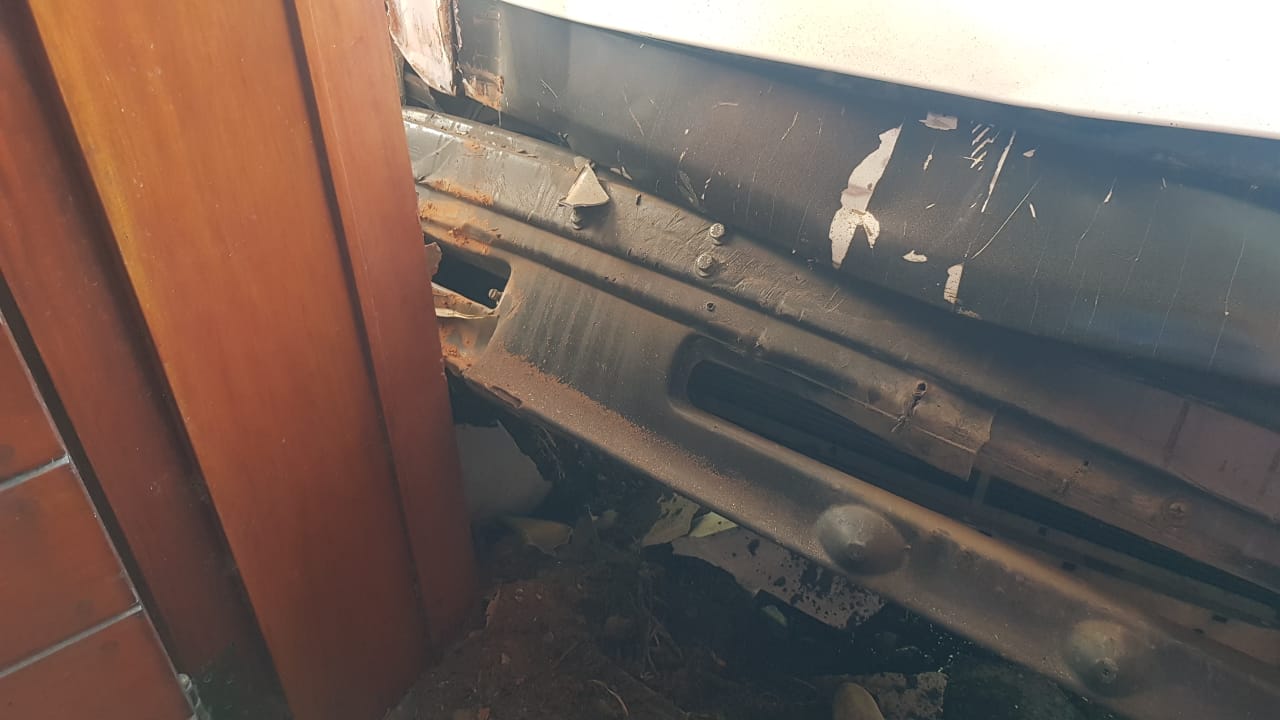 Un Peugeot 504 se quedó sin frenos, volteó la reja de la casa y de milagro no fue una tragedia. / Foto: El Doce