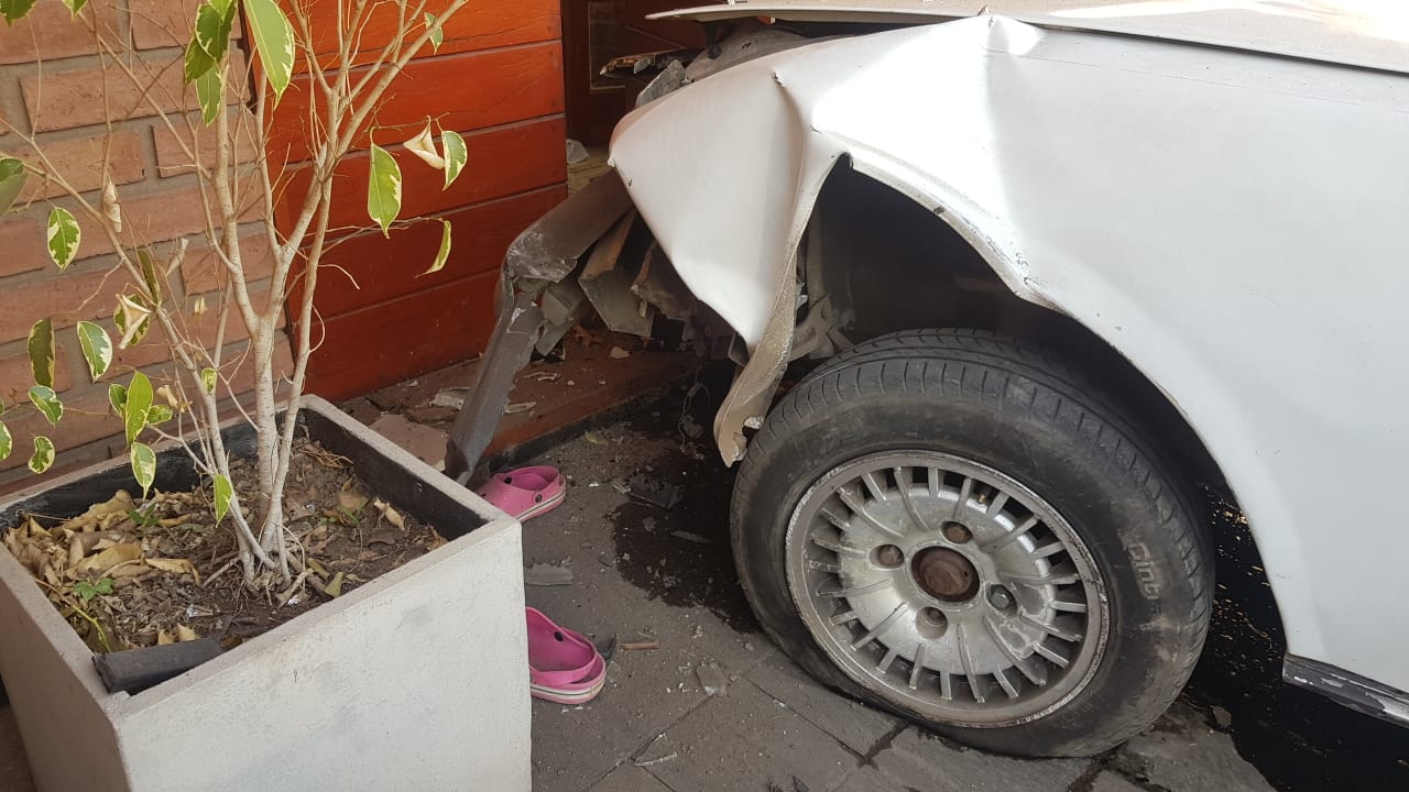 Un Peugeot 504 se quedó sin frenos, volteó la reja de la casa y de milagro no fue una tragedia. / Foto: El Doce