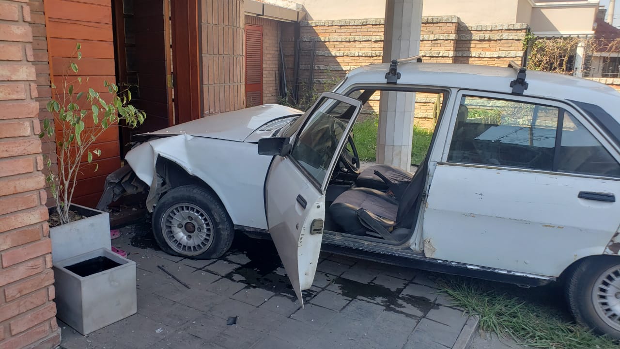 Un Peugeot 504 se quedó sin frenos, volteó la reja de la casa y de milagro no fue una tragedia. / Foto: El Doce