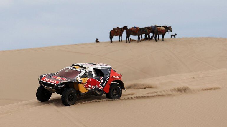 Un Peugeot en medio de los caballos. Foto: EFE.