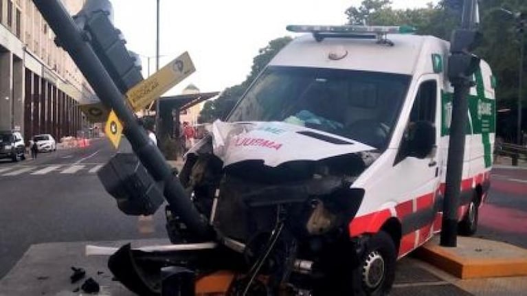 Un pitbull lo mordió y lo llevaron al hospital: la ambulancia chocó en el camino