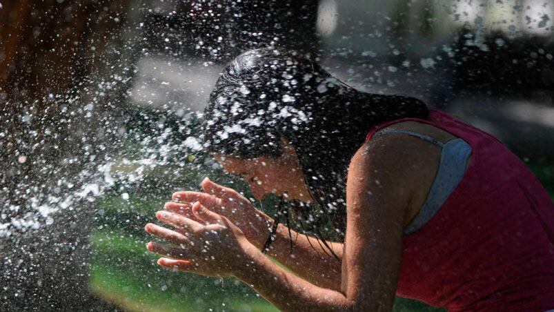 Un poco de agua, la clave para soportar un día agobiante en la provincia.