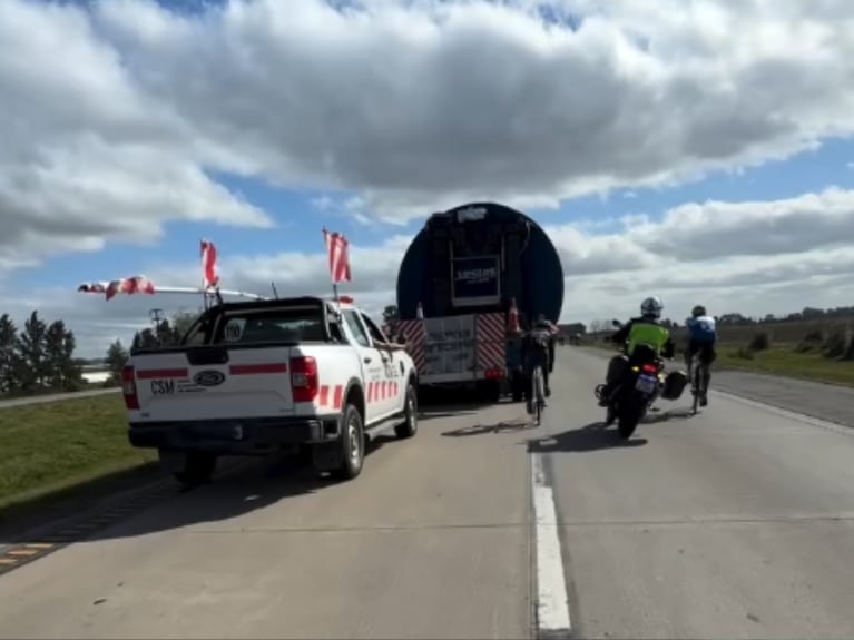 Un policía atropelló a un ciclista en una ruta.