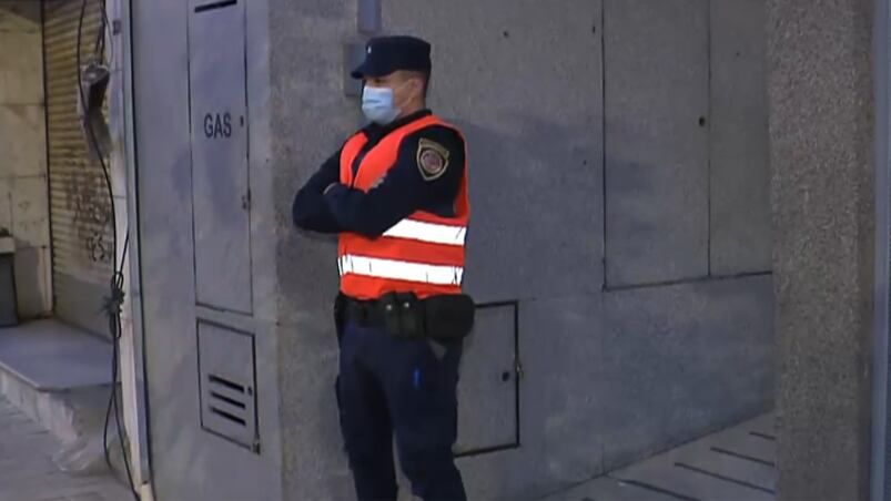 Un policía custodia la entrada al edificio tras el robo.