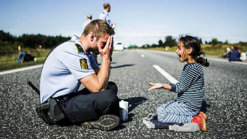 Un policía danés se puso a jugar con una pequeña refugiada.