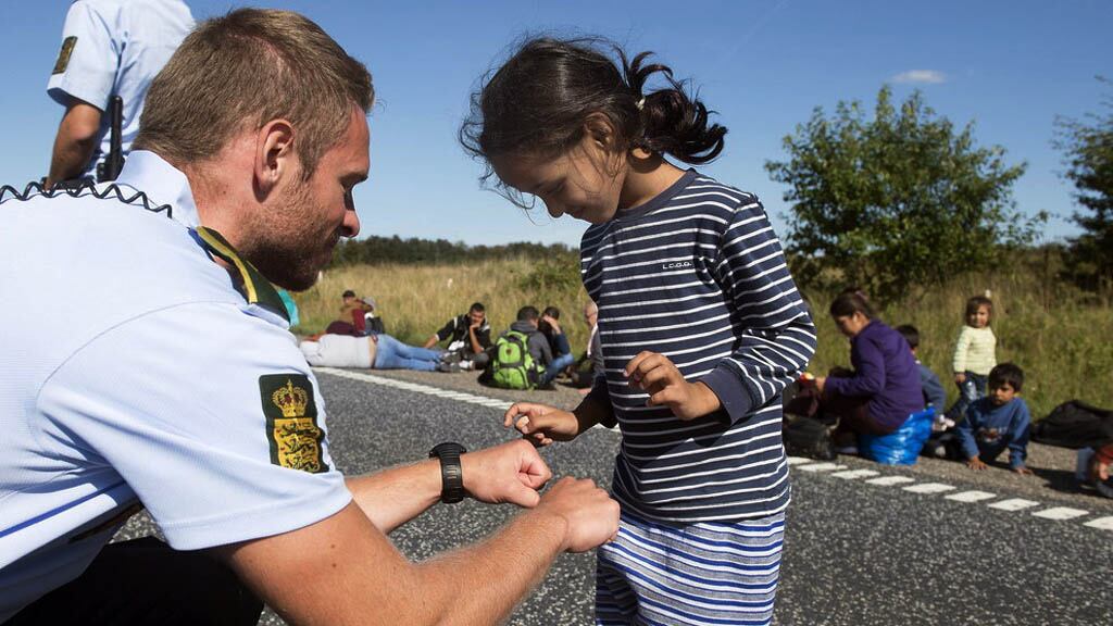 Un policía danés se puso a jugar con una pequeña refugiada.