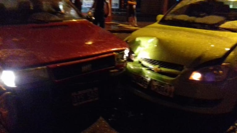 Un policía de Córdoba manejó borracho y chocó varios autos