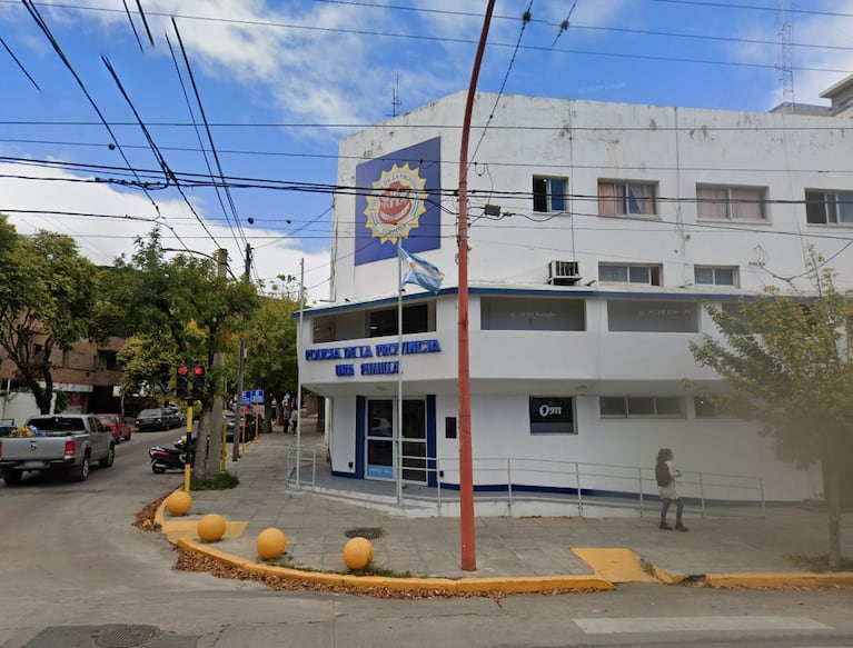 Un policía hirió a otro mientras limpiaba un arma.