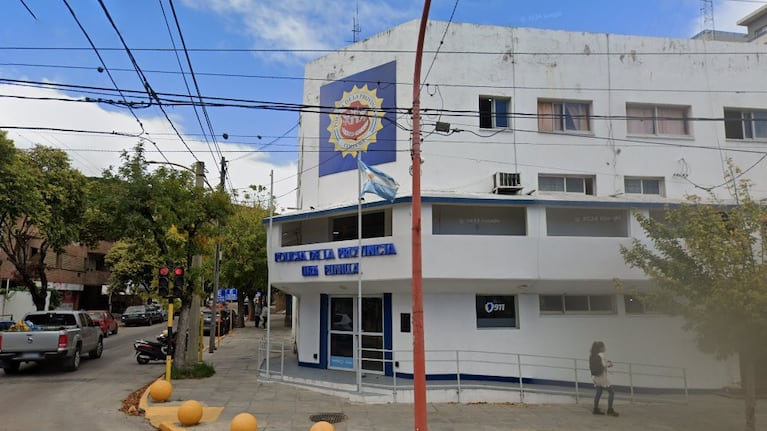 Un policía hirió a otro mientras limpiaba un arma.