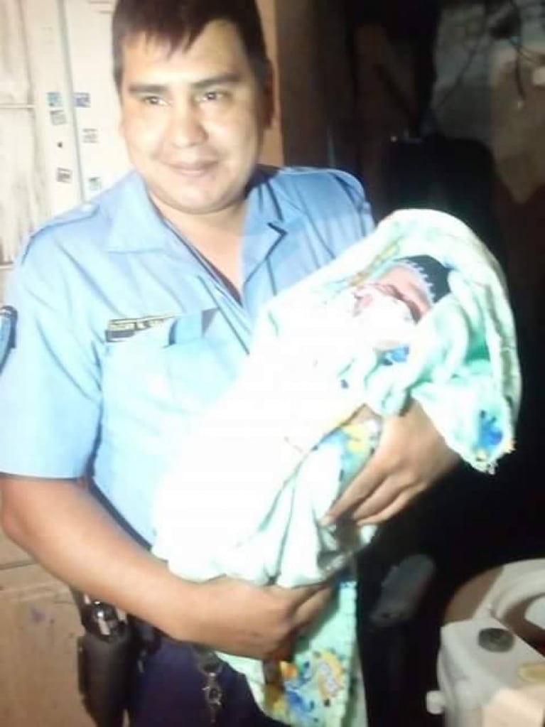 Un policía la ayudó en el parto y le puso su nombre al bebé