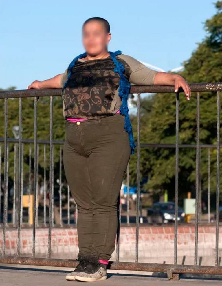 Un policía reprimió a latigazos a una mujer desnuda en la calle
