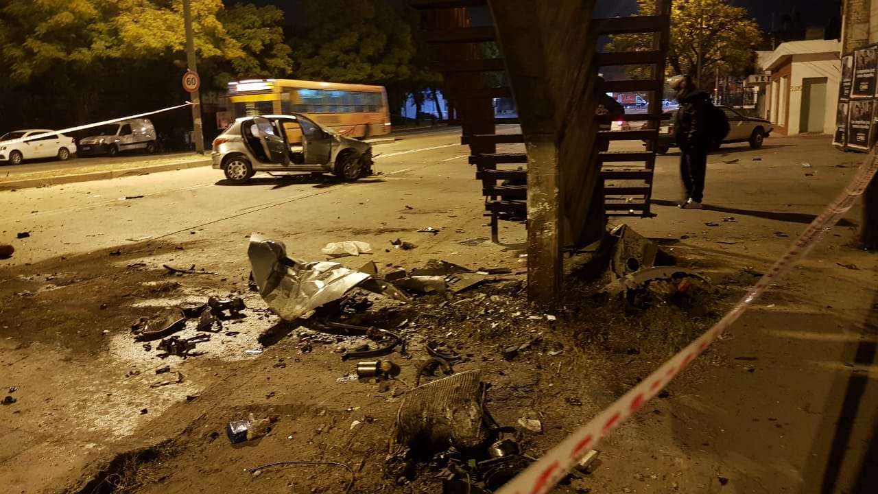 Un poste de cemento frenó a los jóvenes en la Avenida Sabattini.