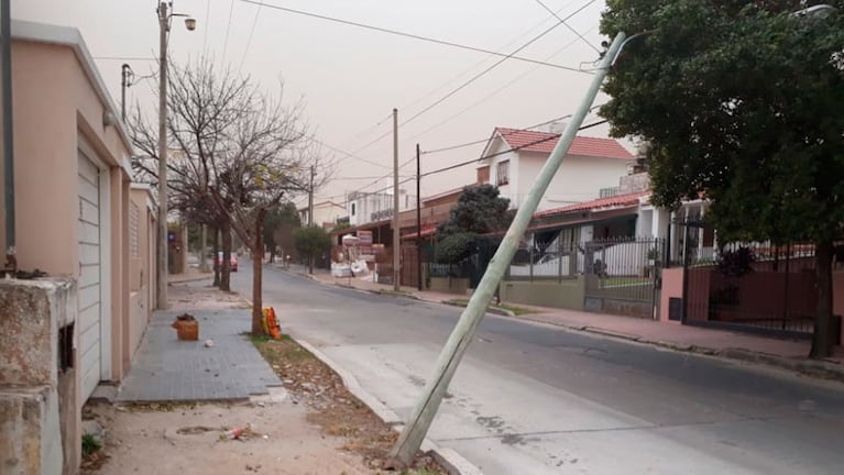 Un poste de luz caído por el viento en barrio Villa Cabrera. 