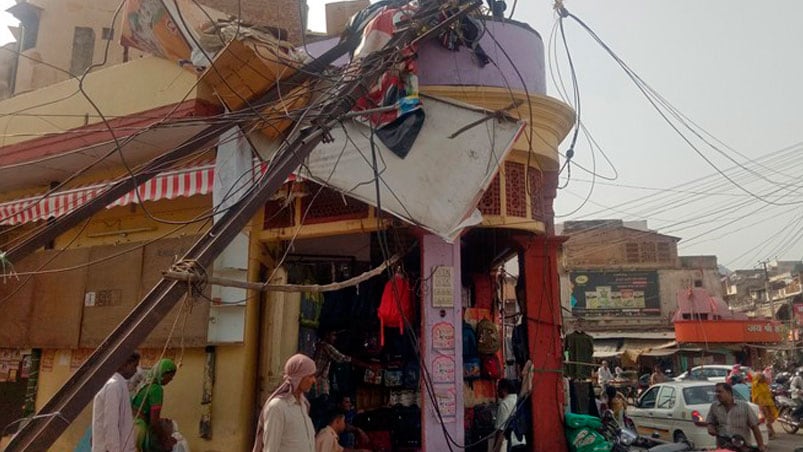 Un poste eléctrico dañado en un mercado después de fuertes vientos. Foto: Reuters 