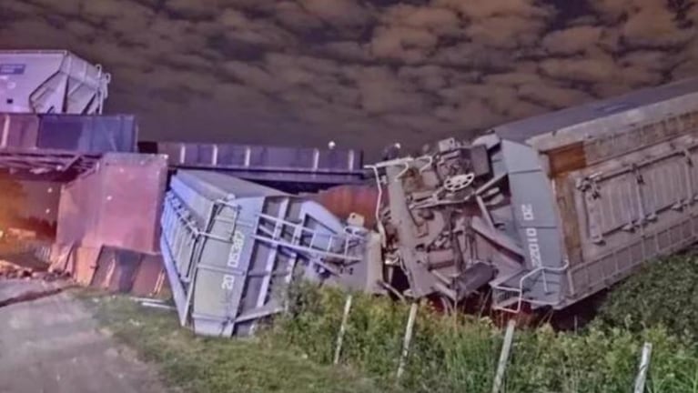 Un puente se desmoronó en la entrada a Rosario y un tren cayó al vacío