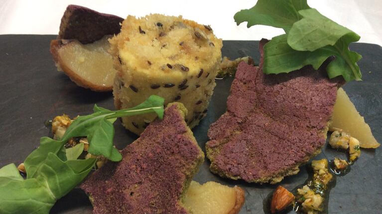 Un queso Saint Maure, crocante de semillas, peras asadas y merengue de remolacha.