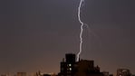 Un rayo sobre el cielo cordobés. Foto enviada por Simón Yalis. 