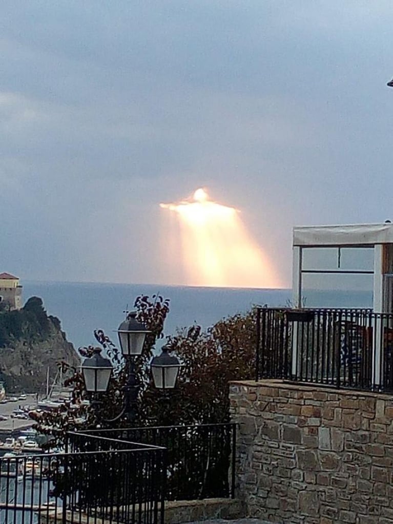 Un reflejo con la imagen de Jesucristo en el cielo conmovió a los italianos