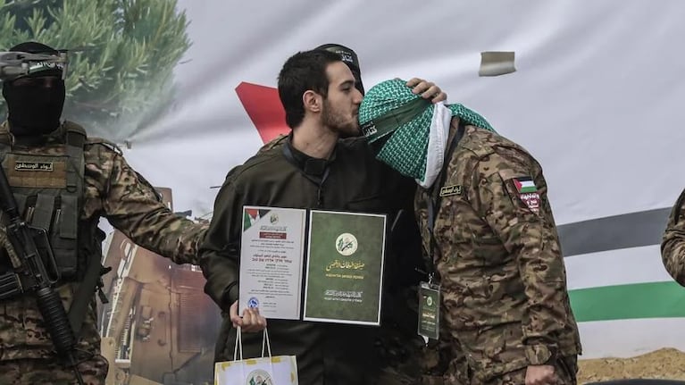 Un rehén israelí fue forzado a besar a dos terroristas