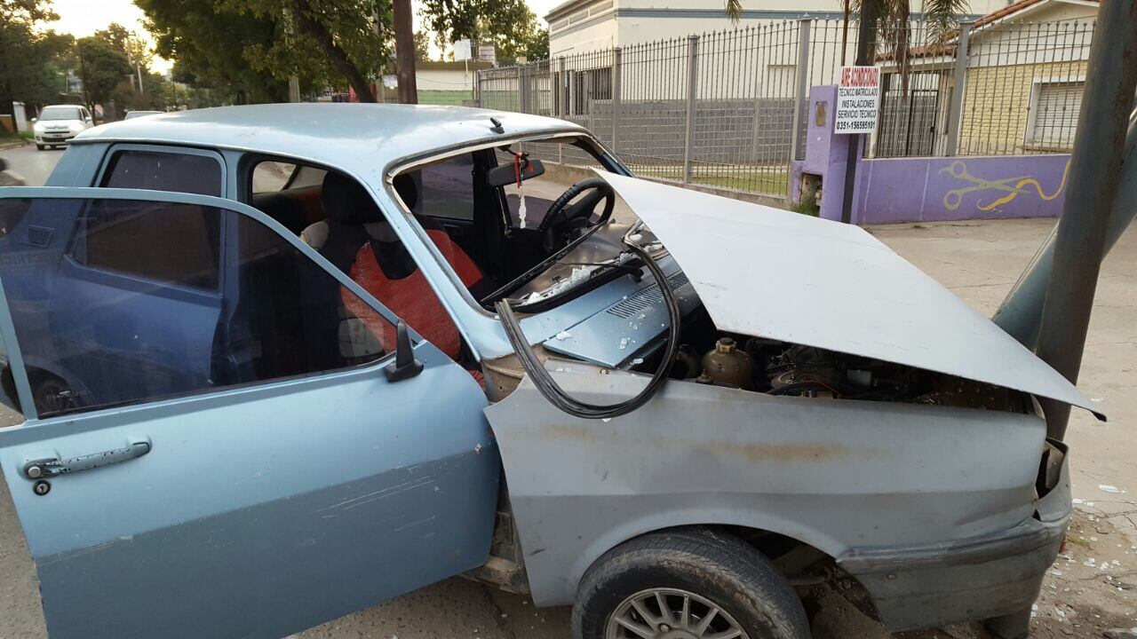 Un Renault 12 chocó a un poste de la avenida Donato Álvarez.