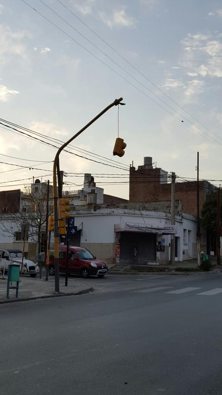 Un semáforo suelto y peligroso