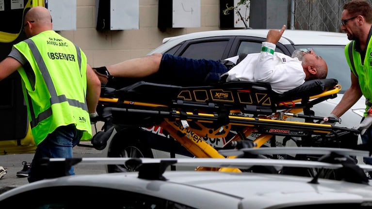 Un sobreviviente de la mezquita es rescatado por la Policía neozelandesa.