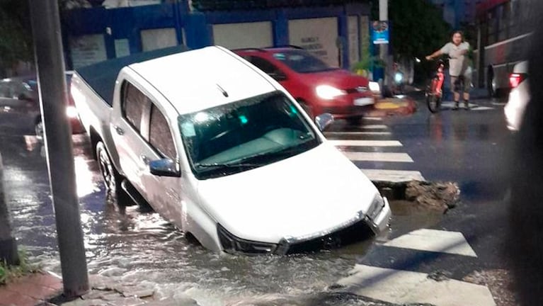 Un socavón se tragó una camioneta en barrio Pueyrredón.