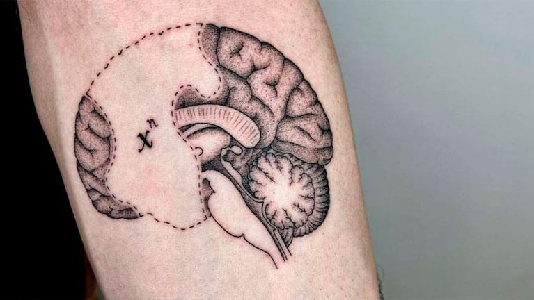 Un tatuador se hizo famoso por su estilo único de diseños científicos y monocromáticos