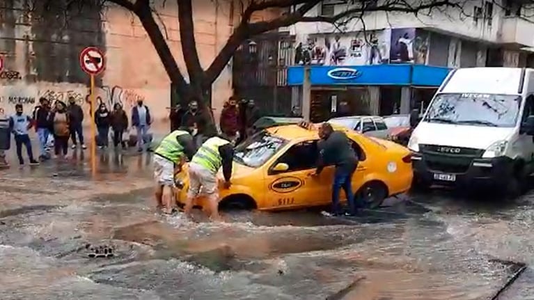 Un taxi quedó atrapado en el cráter y fue rescatado.