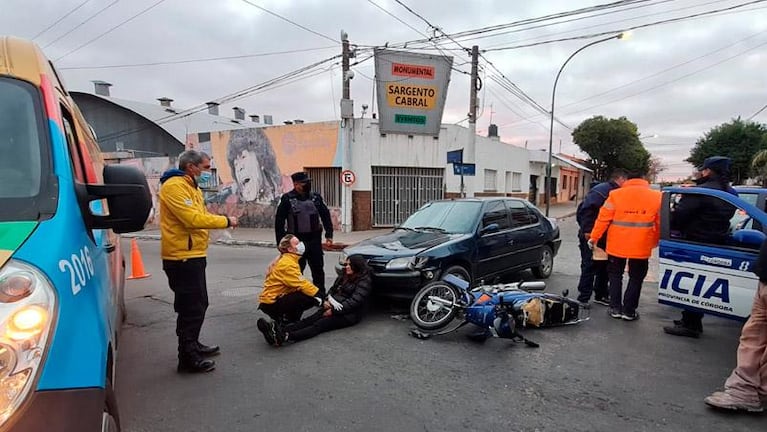 Un taxi quedó colgado de un puente al chocar contra una moto: tres heridos