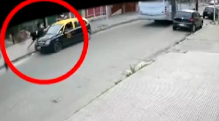 Un taxista atropelló a una madre con su bebé y se fugó. (Foto: TN).