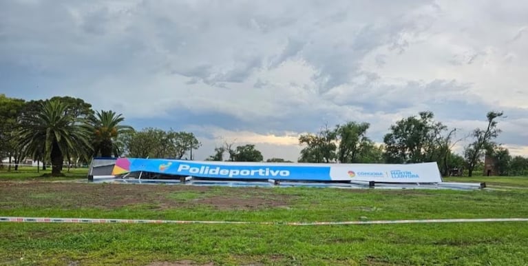 Un temporal también tumbó el polideportivo de Miramar de Ansenuza.