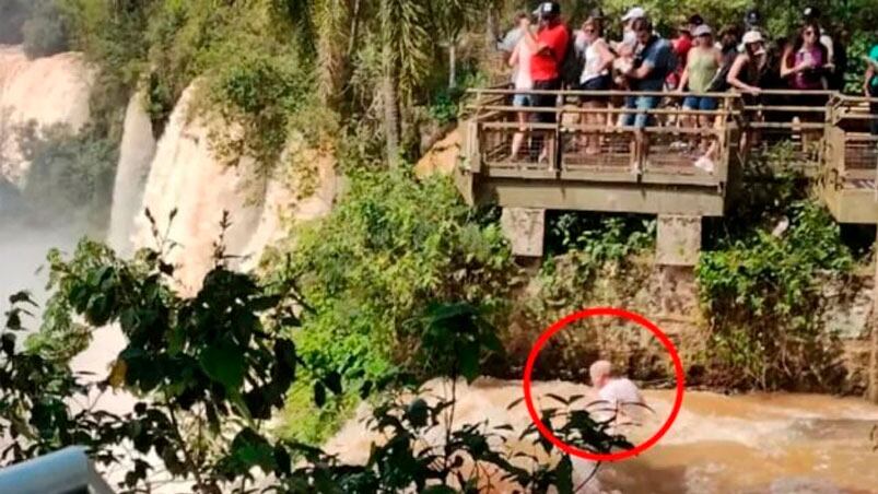 Un testigo captó el momento en el que el turista cayó al agua.