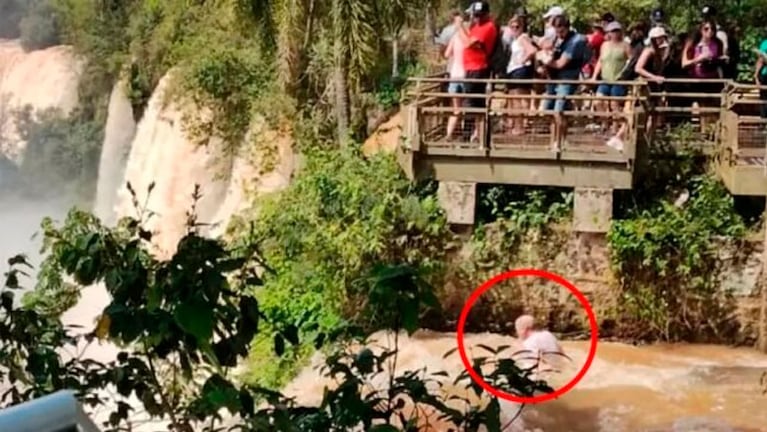 Un testigo captó el momento en el que el turista cayó al agua.