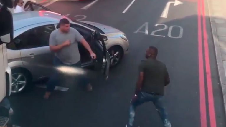 Un testigo filmó la pelea en una calle de Londres.