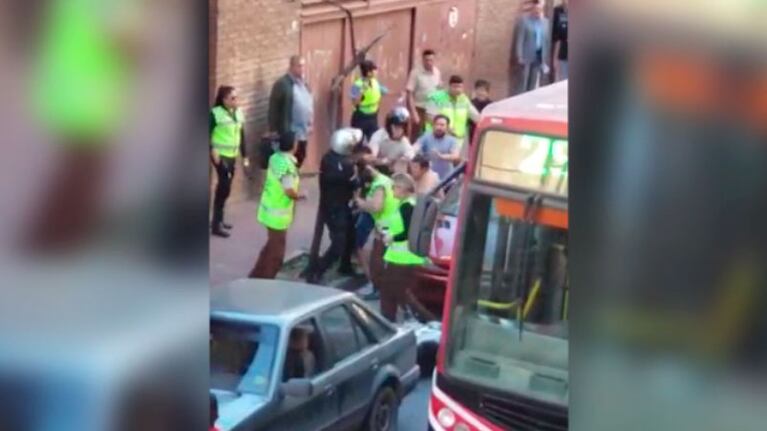 Un testigo grabó la escena con su celular.