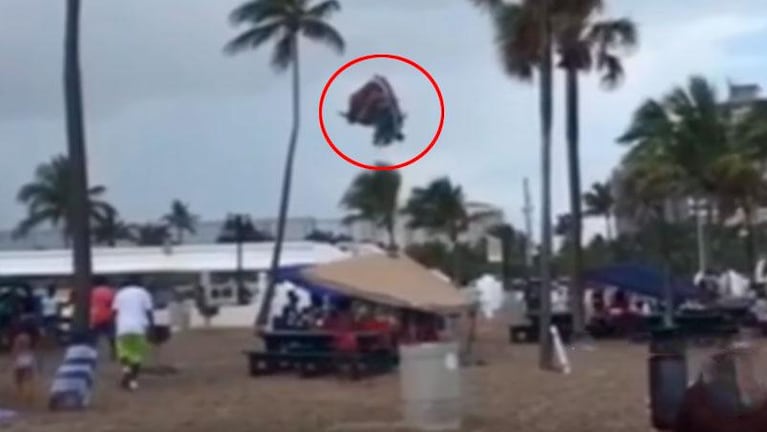 Un tornado mortal hizo volar a un castillo inflable con niños dentro: dos murieron