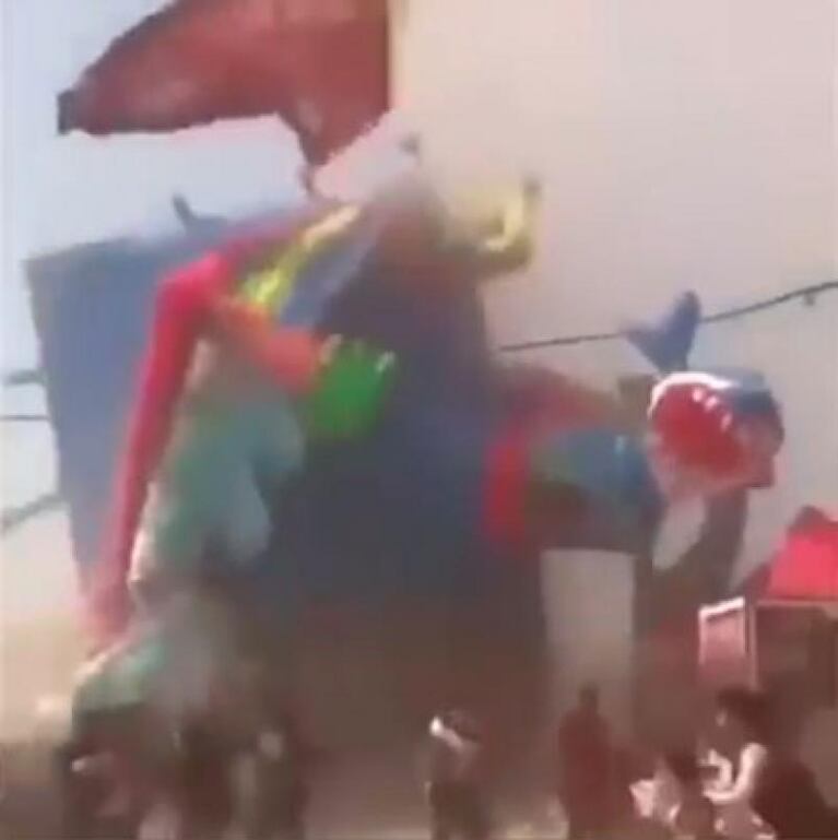 Un tornado mortal hizo volar a un castillo inflable con niños dentro: dos murieron