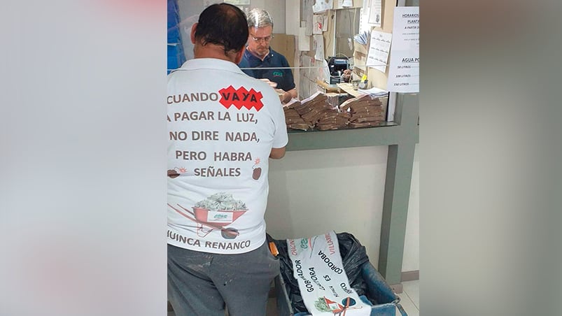 Un trabajador llevó a cabo una llamativa protesta.